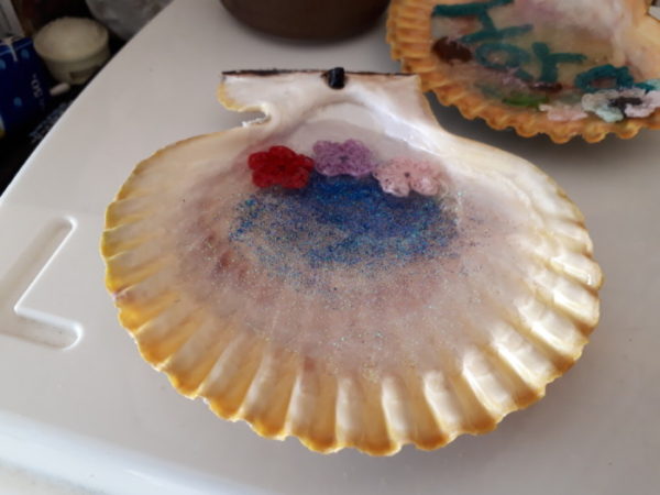 ヒオウギガイの貝殻で表札を作ってみた
