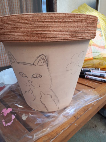 シンプルな植木鉢に、RIPNDIPの中指を立てる猫っぽいラクガキしてリメイクしてみた