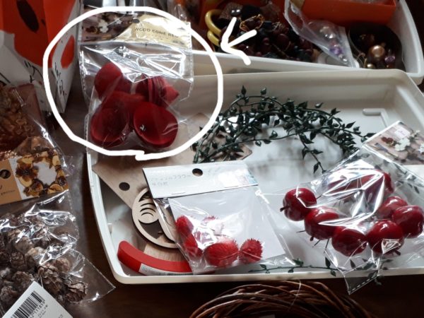 100円ショップ(ダイソー&セリア)の商品で、クリスマスリース2つ目を作成。DIY、手作り