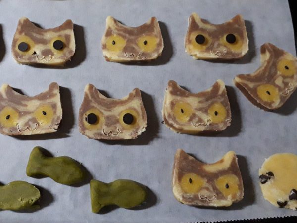野菜パウダーで色付けして、灰色猫と黄色猫とサビ猫と縞三毛猫のアイスボックスクッキー作ってみた