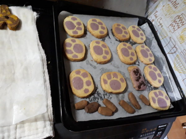 バレンタインデーに、“灰色猫サビ猫と黒柴犬のカワイイお尻アイスボックスクッキー”作ってみた。