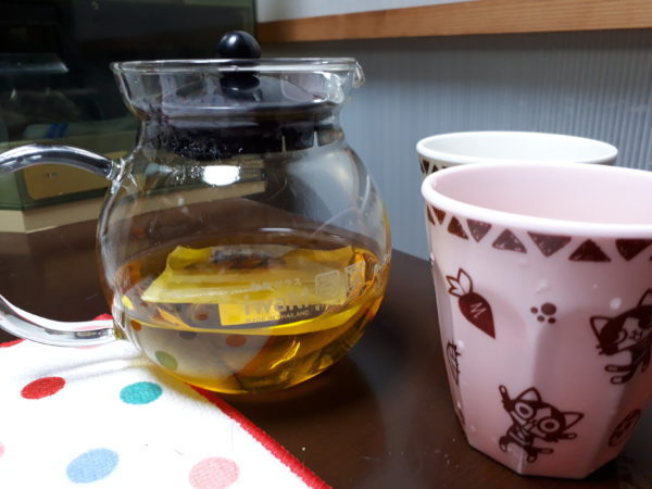 久しぶりの自家製茶。クチナシの実をお茶にしてみた、薬草茶、
