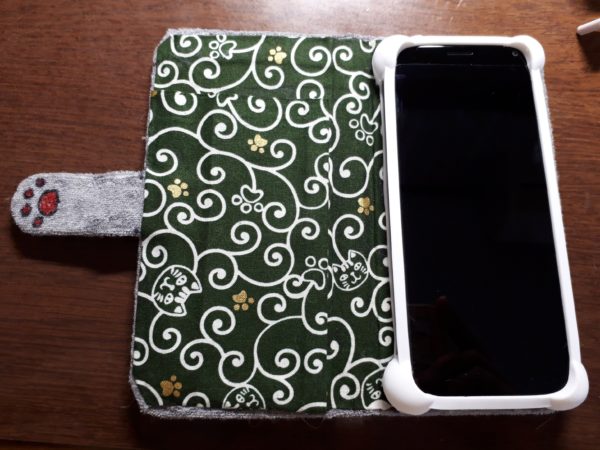旦那のスマホ(Xperia8)の手帳型ケースをダイソー商品でDIY。100円商品、猫型