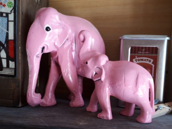 インド土産？の木彫りの象をピンクに塗装してみる