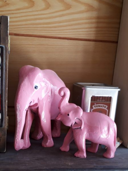 インド土産？の木彫りの象をピンクに塗装してみる