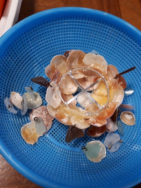 ホタテ、さくら貝、ナミマガシワ、貝殻とシーグラスで、クラゲっぽいウインドチャイムを手作りしてみた