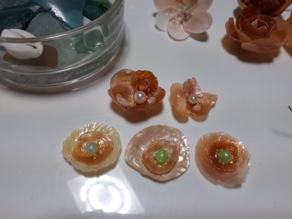 貝殻のお花のアレンジメント作ってみた(ナミマガシワの薔薇、小花、ポピー、さくら貝のイヌサフラン)