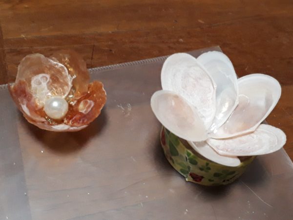 貝殻のお花のアレンジメント作ってみた(ナミマガシワの薔薇、小花、ポピー、さくら貝のイヌサフラン)