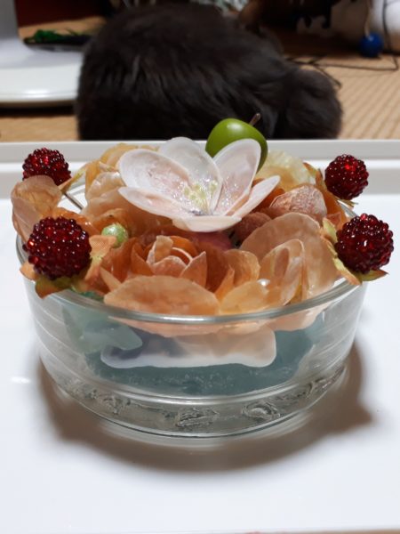 ビーチコーミングの貝殻とシーグラスでお花のアレンジメント