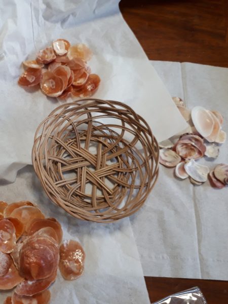 東南アジアのお土産風・カラフルな貝殻とシーグラスで螺旋状のウインドチャイム作ってみた、手作り、DIY