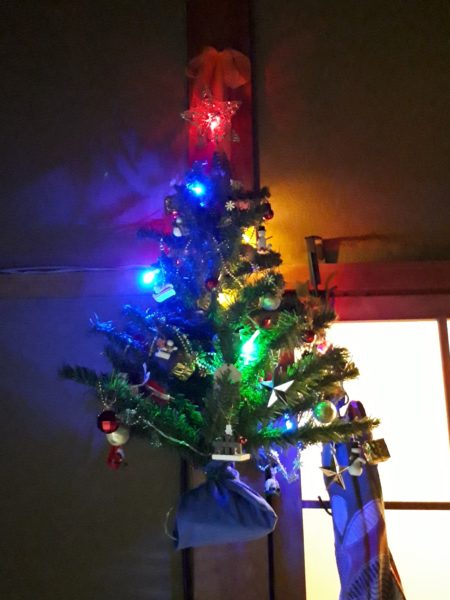 猫対策に柱から吊るすクリスマスツリー