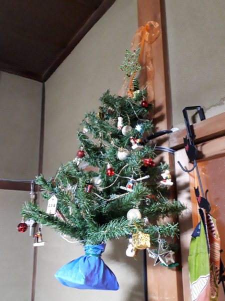 クリスマスツリーを猫対策に柱から吊るす
