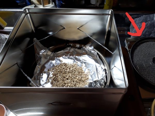 亀田のあられ煎餅缶で簡単燻製マシーンを自作( ﾟ∀ﾟ)ﾉ→室内台所で燻製作ってみた DIY