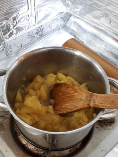 1口　カセットコンロで同時進行で味玉　アップルパイ　お好み焼きを作る