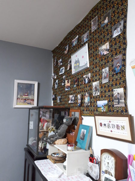 おばあちゃんの押し花作品やら写真やら飾り散らす　壁に額縁　鳩時計　下地材探し　フック取り付け