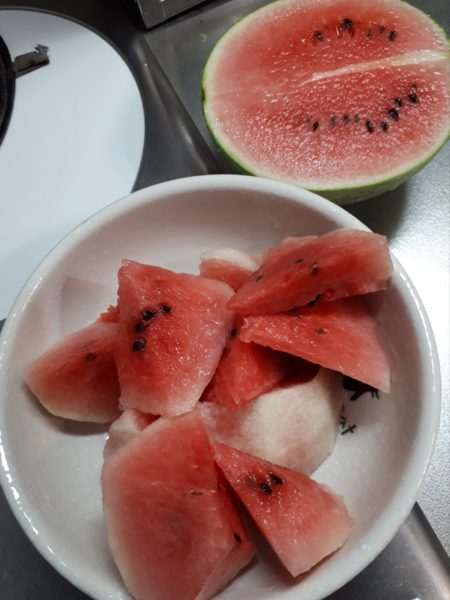 酷暑?と憎きカラスのせいで、スイカが壊滅状態に