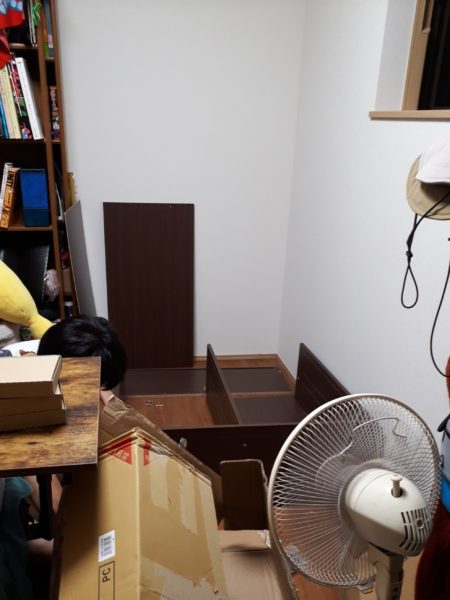 旦那が経費で色々買ったので、ついでに模様替えしてみた記録。