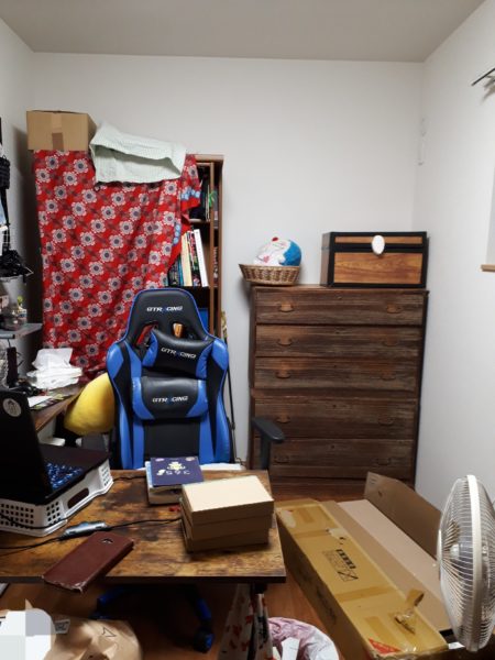 旦那が経費で色々買ったので、ついでに模様替えしてみた記録。