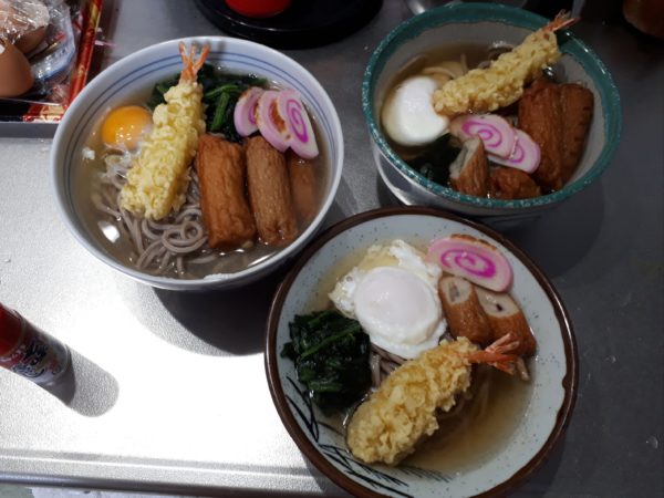 年末年始　何もしない　寝正月　猫　昼寝　おせち　年越しそば