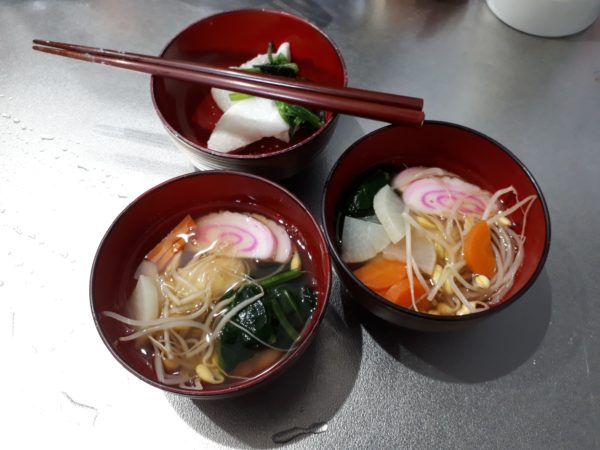 年末年始　何もしない　寝正月　猫　昼寝　おせち　年越しそば