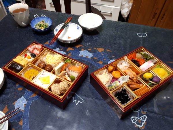 年末年始　何もしない　寝正月　猫　昼寝　おせち　年越しそば