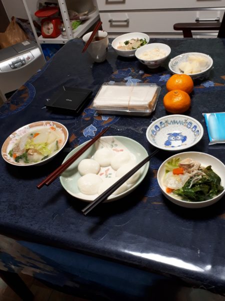 枇杷(ビワ)の花と間引き菜の収穫祭